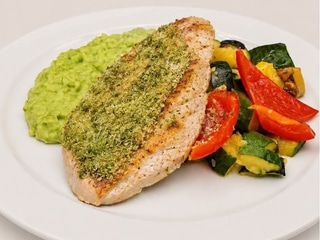 FIT – Grilovaný krůtí steak v bylinkové krustě, hráškové pyré a restovaná zelenina 170g (1,7)