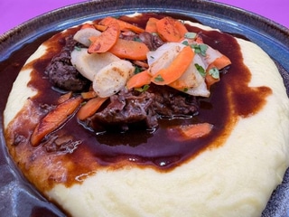 BUSINESS MENU - Hovězí líčka sous-vide s omáčkou na červeném víně s kořenovou zeleninou a bramborovou kaší 150 g (1,7,9)