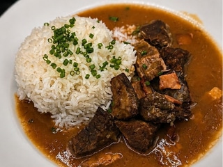Hovězí kostky na slanině s jasmínovou rýží 160 g ()
