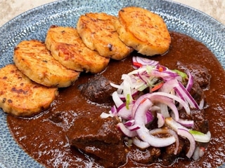 CHEF MENU – Kančí guláš s opečeným pajfalským knedlíkem, cibulový salátek s chilli (1,3,7 ) 150 g