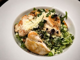 FIT MENU -  Salát Caesar s kuřecími medailonky, slaninou, krutony a sýrem Gran Moravia 290 g (1,3,4,7)