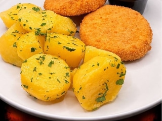 Smažený camembert, vařené brambory 140 g (1,3,7)