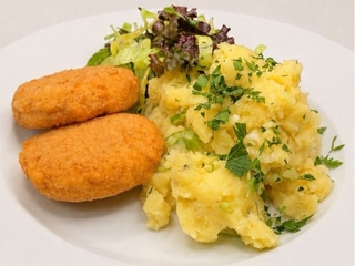 Smažený hermelín se šťouchanými brambory a malým listovým salátkem  120 g (1,3,7)
