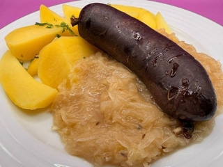 Pečené zabijačkové jelítko na kysaném bílém zelí s vařeným bramborem 220 g (1)