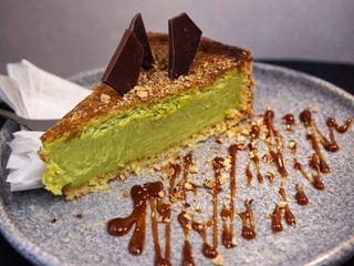 Pistáciový dort s bílou čokoládou a slaným karamelem