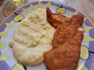 Smažené kuřecí řízečky s bramborovou kaší