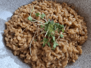 Hříbkové risotto, česnek, rozmarýn, máslo, parmezán