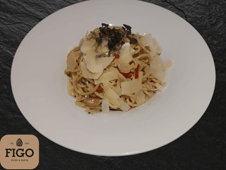 Salát Caesar -  s kuřecím masem, slaninovým chipsem, hoblinami parmezánu a krutony