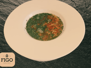 Silný kuřecí vývar s domácími nudlemi a zeleninou julienne