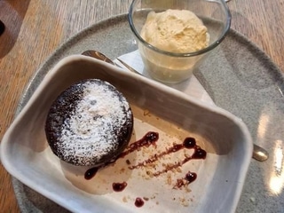 Čokoládový fondant s vanilkovou zmrzlinou, malinovým coulis a sypaný pistáciemi