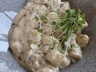 Gnocchi s vepřovou panenkou, hříbky, česnek, smetana, rozmarýn, pertželka