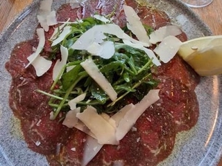 Carpaccio z hovězí svíčkové s bazalkovým pestem, rukolou a hoblinami parmazánem