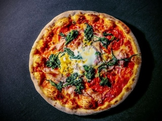 SPINACI - rajčata, mozzarella, listový špenát, česnek, vejce, smetana