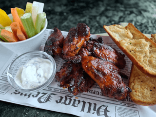 Kuřecí křidélka FIGO se zeleninovým crudité, pažitkovým dipem a rozpečenou bagetkou s česnekovým máslem - 450 g