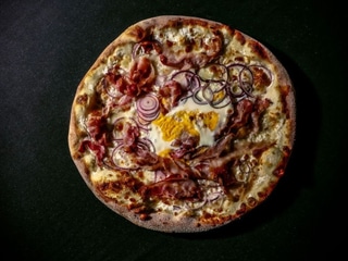 CARBONARA - smetana, mozzarella, pancetta, vejce, cibule