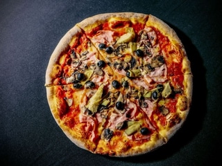 CAPRICCIOSA - rajčata, mozzarella, šunka od kosti, žampiony, olivy, artyčoky