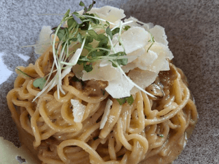 Spaghetti Carbonara - guanciale, vaječné žloutky, parmezán a hobliny pecorina, petrželka
