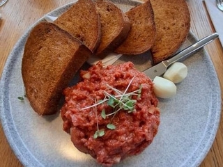 Tatarský biftek se 4 topinkami a česnekem - 100 g