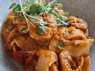 Pappardelle s restovanými krevetami, česnekem, cuketou, cherry rajčátka, perželka, máslo, parmezán