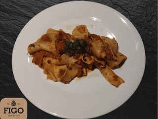 PAPPARDELLE S POMALU TAŽENÝM KRÁLIČÍM RAGÚ