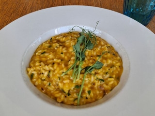 Šafránové risotto s krevetami, máslo, parmezán