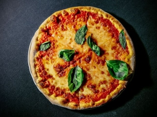 MARGHERITA - rajčata, mozzarella, bazalka