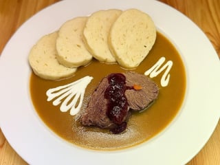 Rindfleisch mit traditioneller Sahne-Sauce