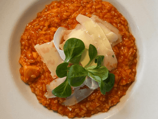 Pomodoro rizoto s olivami, čerstvou bazalkou a parmezánom 