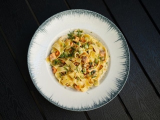 Tagliatelle z łososiem i cukinią