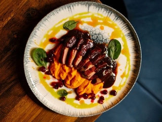Pierś z kaczki z purée marchewkowym i sosem demi-glace