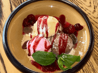 Lody do wyboru z jadalną ziemią i owocami sezonowymi