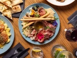 TAGLIERE DI SALUMI E FORMAGGI