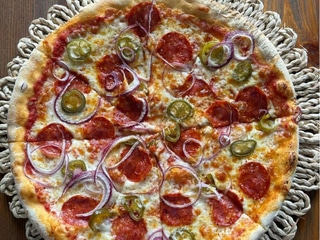 PIZZA Z SALCICIĄ I JALAPEŃO