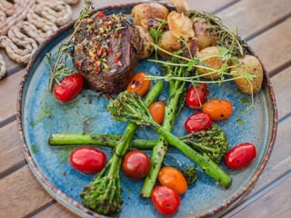 STEK LAWOWY Z POLĘDWICY WOŁOWEJ Z SOSEM CHIMICHURRI 