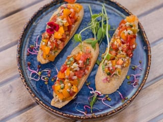 BRUSCHETTA Z POMIDORKAMI I CZOSNKIEM