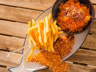 POLĘDWICZKI Z KURCZAKA Z FRYTKAMI I SURÓWKĄ Z MARCHEWKI