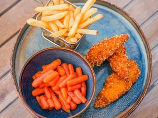 POLĘDWICZKI Z KURCZAKA Z FRYTKAMI I MARCHEWKĄ NA MAŚLE