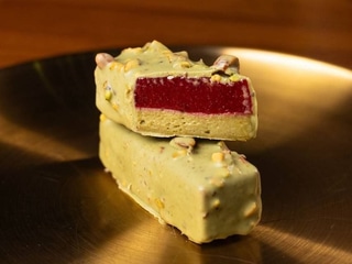 PISTACHIO RASPBERRY MOUSSE BAR