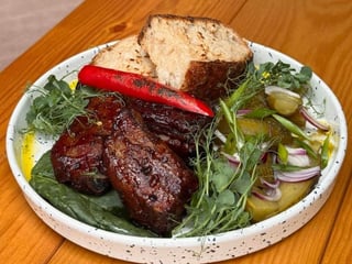 Реберця smoked з маринованими огірками та запашною олією