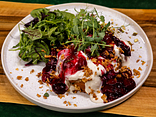 Брускетта з ростбіфом з соусом blue cheese та вишнею