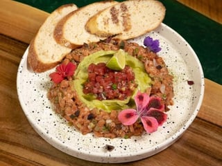Тартар з лосося та авокадо