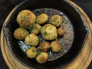 Картопля молода з маслом і кропом