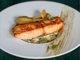 Стейк з лосося на шпинатній подушці