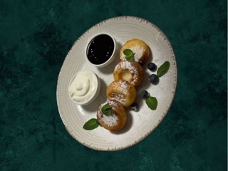 Домашні сирники з джемом та сметаною