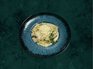 Спагеті з куркою та грибами