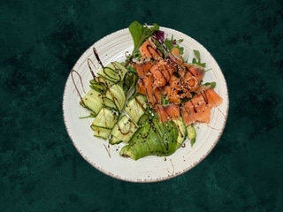 Салат із лососем та авокадо
