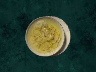 Домашні пельмені з бульйоном