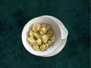 Домашні пельмені зі сметаною