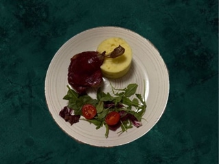 Качина ніжка з картопляним пюре