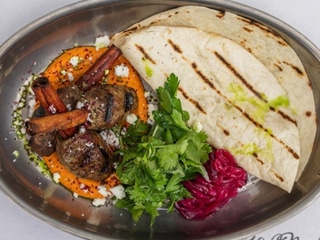 Кебаб із баранини та телятини з хумусом із перця